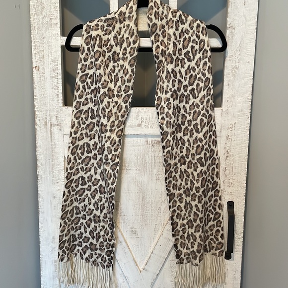 NWOT Woman’s Jaclyn Smith Hat and Scarf set - Picture 2 of 5